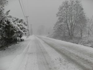 Straße an einem Witertag mit Schneegestöber